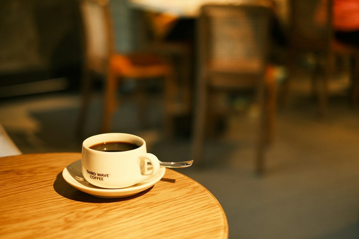 Чашка кофе на деревянном столе в кофейне